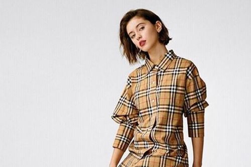 Μεγάλη αλλαγή: Με νέο logo μετά από 20 χρόνια η Burberry στην εβδομάδα μόδας του Λονδίνου 