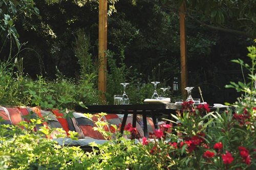 Παγκόσμιες, κοσμοπολίτικες γεύσεις στον μυστικό κήπο της Αθήνας με θέα όλη την πόλη 