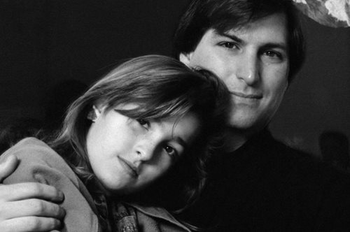 Μυστικά και Πόρσε: Η κόρη του Στιβ Τζομπς βγάζει τη σχέση με τον πατέρα της στη φορά 