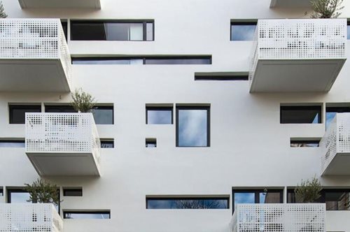 Η σύγχρονη πολυκατοικία στο Κουκάκι φέρνει το λευκό μέσα στο γκρίζο της πόλης