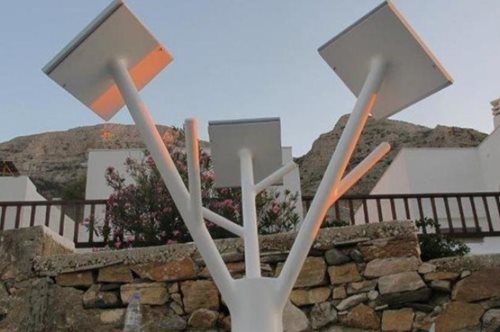Στη Σίφνο θα φορτίσεις το κινητό σου στο ηλιακό δέντρο που υπάρχει στο λιμάνι