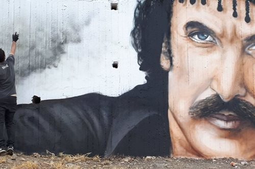 Το γκράφιτι του Νίκου Ξυλούρη στην είσοδο των Ανωγείων στην Κρήτη 