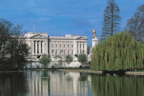 Μπήκαμε στο εσωτερικό του παλατιού του Μπάκινχαμ και μάθαμε τις ιστορίες του