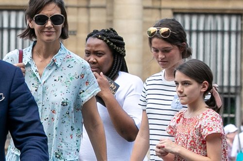 Το φαινόμενο copy-paste: Γιατί η Κέιτι Χολμς επιμένει να ντύνει την κόρη της Σούρι ίδια με αυτήν; 