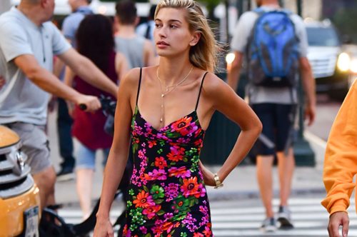 H Χέιλι Μπόλτουιν ξέθαψε αυτό το λατρεμένο sneaker από τα βάθη της ντουλάπας της και το φόρεσε 