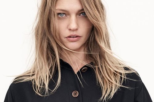 Υπάρχει κίνδυνος αυτές οι μπότες-sneakers των Zara να σε «φορέσουν» αντί να τις φορέσεις 