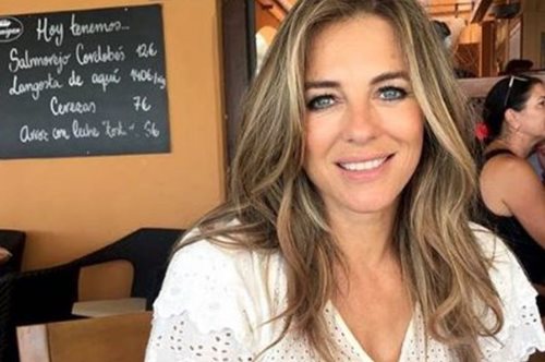 Τολμηρή και σίγουρη στα 53 της: Η Ελίζαμπεθ Χάρλεϊ με διάφανο φόρεμα και ξυπόλητη φεύγει από πάρτι