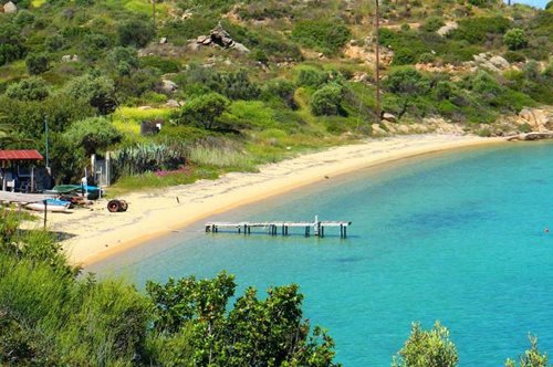 Ένα νησάκι στη Χαλκιδική που μοιάζει με Καραϊβική κρύβει ό,τι ονειρεύεστε για τις διακοπές σας