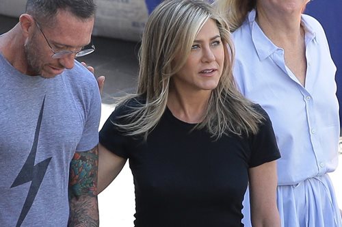 Διαχρονική αγάπη: Τα κλασικά παπούτσια του καλοκαιριού που δε βγάζει από πάνω της η Τζένιφερ Άνιστον