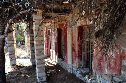 Το Κοκκινόσπιτο της Σύρου, η αιματοβαμμένη οικογένεια, η κατάρα και η Μεγάλη Χίμαιρα του Καραγάτση