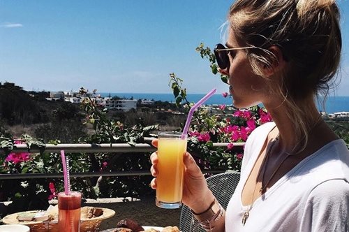 Η δίαιτα των διακοπών: Πώς να χάσεις κιλά ενώ τρως σε ταβέρνες και πίνεις αλκοόλ