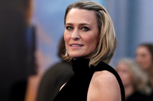 Η Ρόμπιν Ράιτ παντρεύτηκε για τρίτη φορά, φορώντας μπαντάνα και φλατ σανδάλια