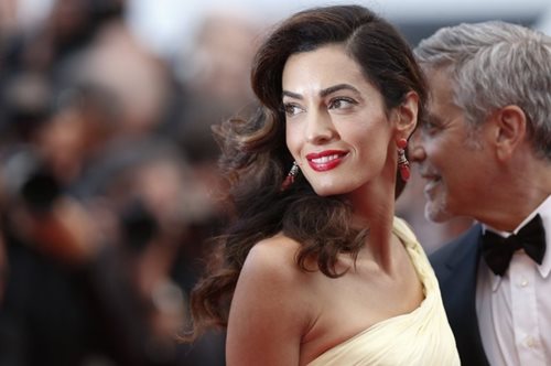 Ξεπέρασε τον εαυτό της: Η Αμάλ Κλούνεϊ εμφανίστηκε με το ωραιότερο κίτρινο φόρεμα