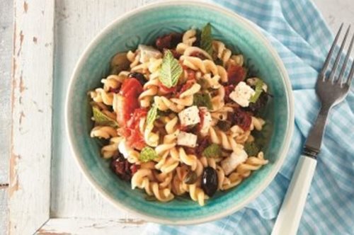 Μοντέρνα χωριάτικη με βίδες: Το δροσερό καλοκαιρινό πιάτο που ετοιμάζεται στο πι και φι