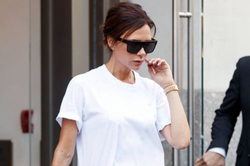 Για ένα T-shirt: Το ίντερνετ κατηγορεί τη Βικτόρια Μπέκαμ και ο λόγος είναι σοβαρός