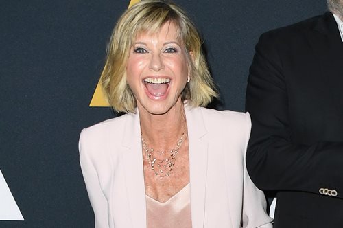 Η Ολίβια Νιούτον-Τζον δίνει μαθήματα ακομπλεξάριστης κομψότητας στα 69 της