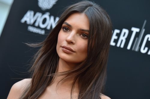 Αγνώριστη: Η Emiy Ratajkowski έκανε μια τεράστια αλλαγή στα μαλλιά της