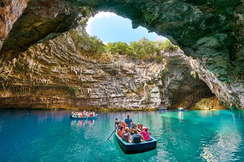 Το μαγικό σπήλαιο με την εσωτερική λίμνη και τα κρυστάλλινα νερά βρίσκεται στην Ελλάδα