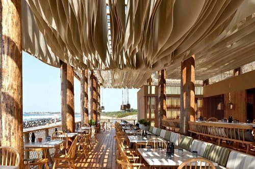 Το ελληνικό beach bar με τη viral οροφή είναι παντού στο Instagram