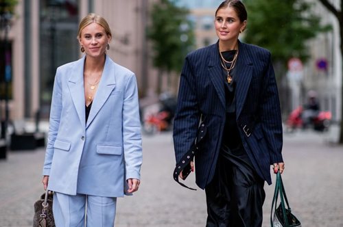 Ταιριάζει σε όλες: Το must χρώμα του φθινοπώρου θα σε κάνει να δείχνεις πιο φρέσκια