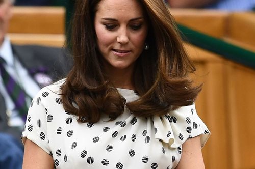 To πανέξυπνο τρικ της Κέιτ Μίντλετον για να μη γλιστρούν τα πόδια της με τακούνια