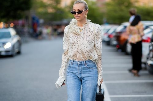 Ψηλά φλατ: Τα παπούτσια με το τακούνι που μεταμορφώνεται είναι το δώρο της μόδας σε μας