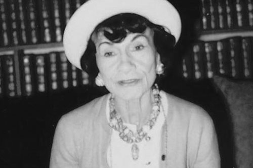 Διεθνείς προσωπικότητες μονομαχούν με τη Σανέλ (τολμά και ο Βαρουφάκης)