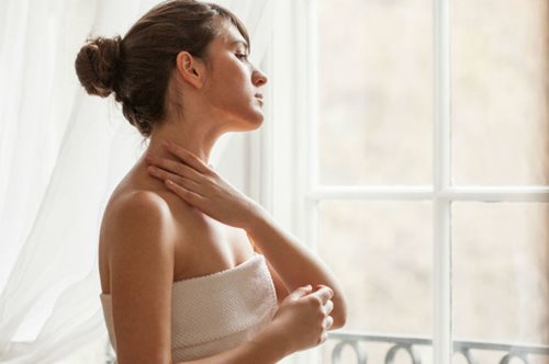 Με αυτόν τον τρόπο θα κάνεις το λαιμό σου να δείξει 10 χρόνια νεότερος