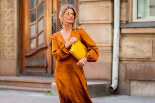 Ακραίος μινιμαλισμός: Αυτά είναι τα αόρατα σανδάλια που κάνουν θραύση φέτος 