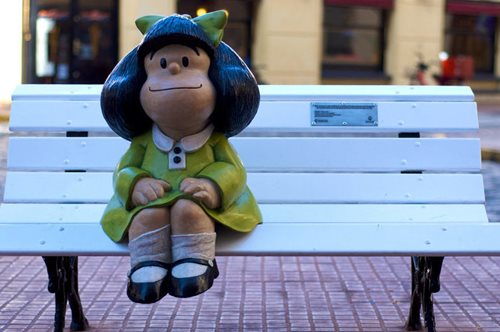 Το πιο έξυπνο κορίτσι του κόσμου κάθεται σε ένα παγκάκι στο Μπουένος Άιρες