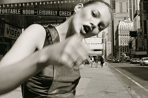 Εμβληματικά κλικς: 100 χρόνια φωτογραφία μόδας σε μια έκθεση και ένα μοναδικό τόμο