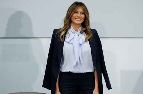 Απίστευτη Μελάνια: Βγήκε να φυτέψει δέντρα με γόβες στιλέτο και φούστα 4.000 δολαρίων