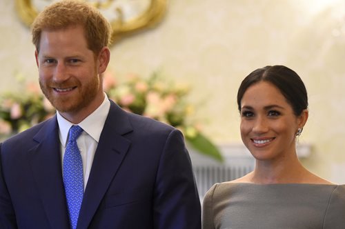 Το τόλμησε: H Μέγκαν Μαρκλ εμφανίστηκε με μίνι, αλλά το look απέτυχε παταγωδώς