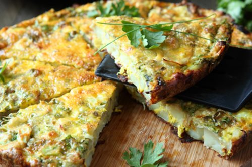 Πανάλαφρη τορτίγια: Η ισπανική ομελέτα με πράσο και πατάτες μυρίζει Βαρκελώνη