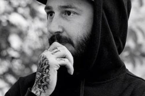 Ποιος είναι ο Κυριάκος Μπαλάσκας που εμπιστεύονται οι Έλληνες σταρ για τα τατουάζ τους;