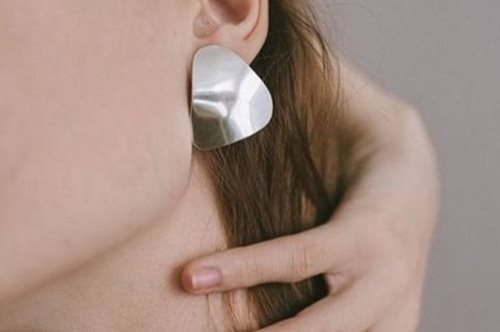 Εύκολα και οικονομικά: Πώς θα κάνεις τα ασημένια σου κοσμήματα να λάμπουν σαν καινούρια