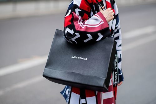 Γιατί όλο το ίντερνετ ασχολείται με αυτό το τζάκετ του οίκου Balenciaga;