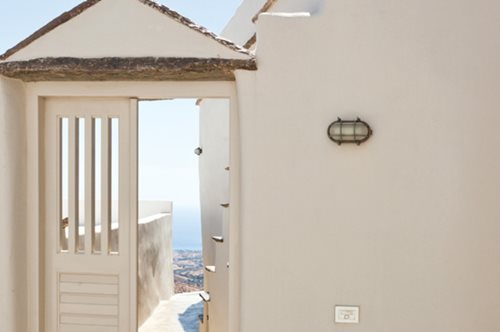 Μοντέρνα παράδοση: Πώς ένα σπίτι 100 χρόνων στην Τήνο μετατράπηκε σε σύγχρονο εξοχικό