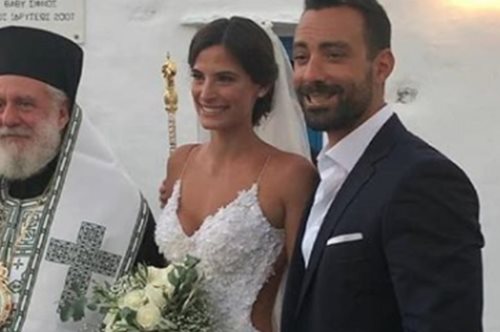 Γάμος Τανιμανίδη-Μπόμπα: Η πιο συγκινητική στιγμή και η σφικτή αγκαλιά της μαμάς του