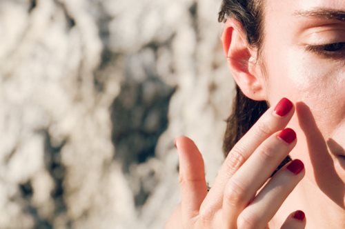 Μετά τα 50 | Τα 3 πιο συχνά λάθη με την κρέμα ματιών