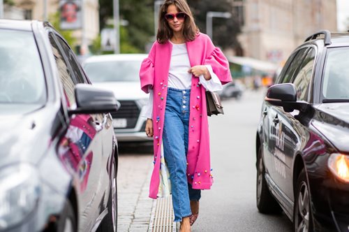 Κι όμως δεν είναι μπλε: Αυτό είναι το χρώμα τζιν που θα λατρέψεις φέτος το φθινόπωρο 