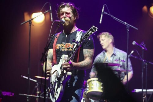 Οι Eagles of Death Metal επέστρεψαν στο Παρίσι για να ολοκληρώσουν τη μοιραία συναυλία