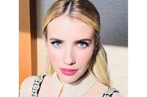Η Emma Roberts μας δείχνει το κατάλληλο, χαλαρό λουκ γι' αυτή την εποχή