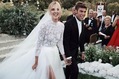 Όλοι είδαν το εντυπωσιακό νυφικό της Κιάρα Φεράνι. Εσύ είδες τα απίστευτα παπούτσια της;