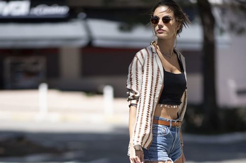 Το ασυναγώνιστο στιλ της Αλεσάντρα Αμπρόσιο, της “βασίλισσας” των φεστιβάλ