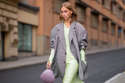 Και γαλάζιο και κοτλέ: Βρήκαμε το σακάκι που έχει τρελάνει το Instagram στο H&M