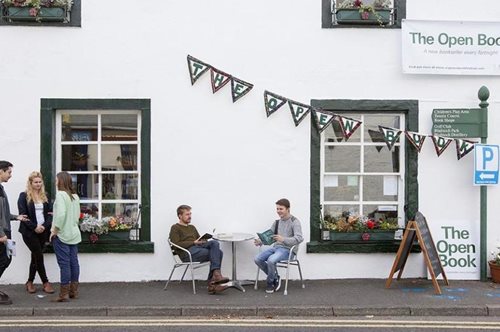 Σε αυτό το Airbnb νοικιάζεις δωμάτιο σε βιβλιοπωλείο και δουλεύεις εκεί τα πρωινά