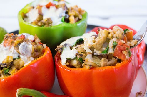 Φανταστική παραλλαγή: Ντομάτες και πιπεριές με ρύζι και τόνο 