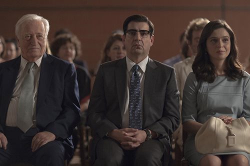 Η ανελέητα μαύρη κωμωδία του Μπάμπη Μακρίδη κάνει πρεμιέρα στη Στέγη