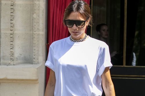 Βικτόρια Μπέκαμ: Γιορτάζει τα 10 χρόνια του brand της με ένα συλλεκτικό T-shirt